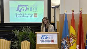 La viceconsejera Laura Gutiérrez durante la visita por el Hospital público José Germain con motivo del 175º aniversario de este centro especializado en Salud Mental