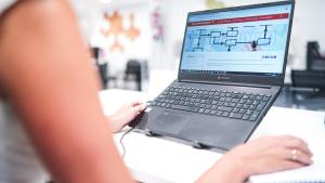 Mujer haciendo trámite en la web de la Comunidad de Madrid