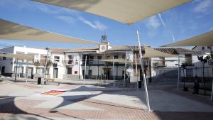 Panorámica edificio ayuntamiento en plaza