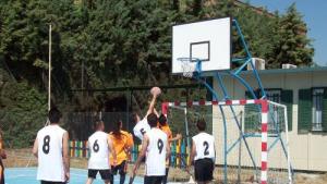 Menores jugando al baloncesto