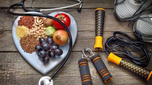 Alimentos saludables, zapatillas de deporte y aparatos de fitness