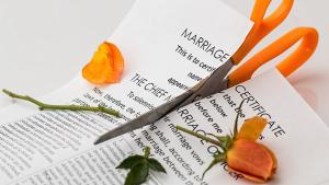 Tijeras cortando certificado de matrimónio