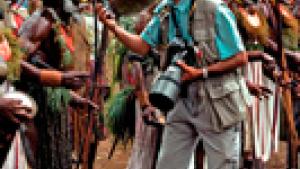 Pedro Saura midiendo la luz para fotografiar a un guerrero durante una ceremonia de las tribus Mendi. 1991 / Foto: Pedro Saura Pedro Saura