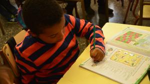 Niño en una clase de un Colegio de Educación Infantil y Primaria