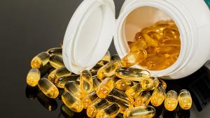 Capsulas en un bote que está volcado