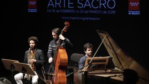 Trío de músicos tocando instrumentos en la presentación del XVIII Edición del Festival de Arte Sacro