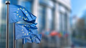 Dos banderas de la Unión Europea ondean con Bruselas de fondo