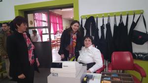 Belén Prado, viceconsejera de Política Social y Familia, durante su visita el Centro Ocupacional Nazaret