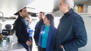Enrique Ruiz Escudero, consejero de Sanidad, conversa con los profesionales sanitarios que trabajan en la Cañada Real