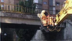 Demolición del paso superior en Vía de la Gasolina
