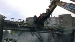 Demolición del paso superior en Vía de la Gasolina
