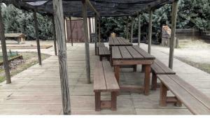 Accesos, bancos y suelo de madera del Huerto didáctico del Centro de educación ambiental Caserio de Henares Accesos, bancos y suelo de madera del Huerto didáctico del Centro de educación ambiental Caserio de Henares