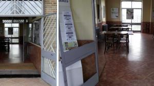 Accesos a la Sala estancial (club social) del Centro de educación ambiental Caserio de Henares