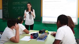 Alumnos atienden al profesor durante la clase