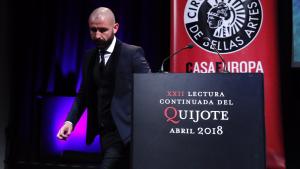 Jaime de los Santos leyendo El Quijote