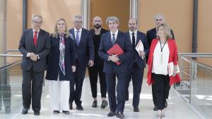 Ángel Garrido junto a los consejeros en la Puerta del Sol