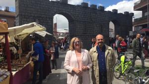 Pedro Rollán junto a la alacaldesa de El Álamo