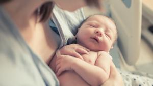 Madre con bebé recién nacido en el hospital