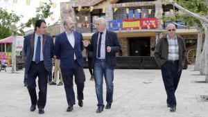 Rollán visita las actuaciones realizadas en el frontón y la piscina municipal, que se suman a nuevos equipamientos para centros públicos y la mejora Rollán visita las actuaciones realizadas en el frontón y la piscina municipal, que se suman a nuevos equipamientos para centros públicos y la mejora