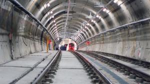 Al fondo la estación de Parque de Santa María