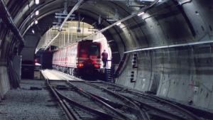 Al fondo estación de Parque de Santa María