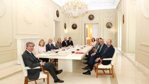 Garrido y todos los consejeros sentados mirando a cámara en una sesión del Consejo de Gobierno