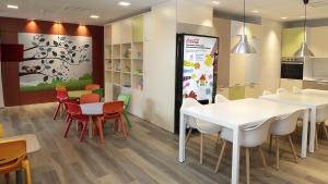 El consejero de Sanidad visita en La Paz la primera sala familiar hospitalaria que abre en España la Fundación Ronald McDonald