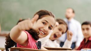 Grupo de jóvenes en el instituto