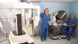El robot Da Vinci con el equipo de expertos que lo maneja 