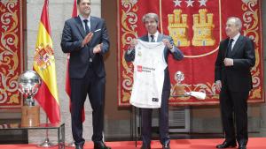 El presidente regional ha recibido en la Real Casa de Correos a los jugadores, cuerpo técnico y directivos tras su victoria en Vitoria El presidente regional ha recibido en la Real Casa de Correos a los jugadores, cuerpo técnico y directivos tras su victoria en Vitoria