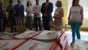 El consejero de Educación e Investigación ha visitado el colegio García Lorca de Leganés para visualizar su programa de préstamo de libros El consejero de Educación e Investigación ha visitado el colegio García Lorca de Leganés para visualizar su programa de préstamo de libros