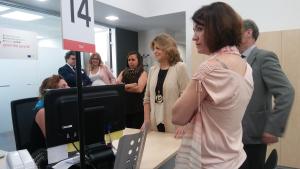 La consejera de Economía, Empleo y Hacienda, Engracia Hidalgo, visita la nueva Oficina de Empleo de Usera