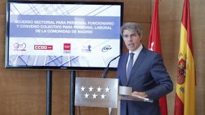 El presidente madrileño, Ángel Garrido, ha firmado hoy con los agentes sociales el primer acuerdo para empleados públicos de los últimos 14 años El presidente madrileño, Ángel Garrido, ha firmado hoy con los agentes sociales el primer acuerdo para empleados públicos de los últimos 14 años