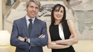 El presidente de la Comunidad de Madrid, Ángel Garrido, ha entregado hoy a Luz Casal la Medalla Internacional de las Artes de la Comunidad de Madrid,