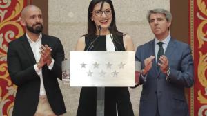 El presidente de la Comunidad de Madrid, Ángel Garrido, ha entregado hoy a Luz Casal la Medalla Internacional de las Artes de la Comunidad de Madrid,