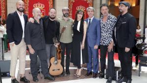 El presidente de la Comunidad de Madrid, Ángel Garrido, ha entregado hoy a Luz Casal la Medalla Internacional de las Artes de la Comunidad de Madrid,