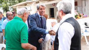 Ángel Garrido saluda a asistentes a la misa