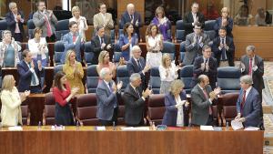 Ángel Garrido es recibido por el Grupo Parlamentario Popular al terminar su intervención en la segunda sesión del Debate del Estado de la Región 2018