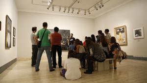 Jóvenes sentados en el museo