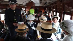 Pasajeros del Tren de la Fresa ataviados con trajes de la época