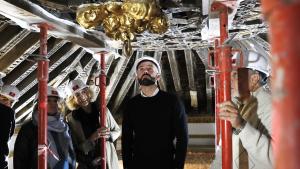 La Comunidad recupera el artesonado y la carpintería de la Iglesia de Santa María la Blanca de Canillejas El consejero de Cultura, Turismo y Deportes, Jaime de los Santos, observa los trabajos de restauración en el techo de la iglesia de Santa María la Bl