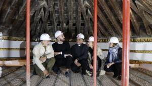 La Comunidad recupera el artesonado y la carpintería de la Iglesia de Santa María la Blanca de Canillejas El consejero de Cultura, Turismo y Deportes, Jaime de los Santos, observa los trabajos de restauración en el techo de la iglesia de Santa María la Bl