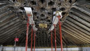 La Comunidad recupera el artesonado y la carpintería de la Iglesia de Santa María la Blanca de Canillejas Detalle de los trabajos de restauración en el techo de la iglesia de Santa María la Blanca