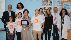El Servicio de Neonatología de La Paz recibe el Patuco de Honor por su implicación con los pacientes y sus familias Ruiz Escudero posa con ciudadanos que nacieron prematuros