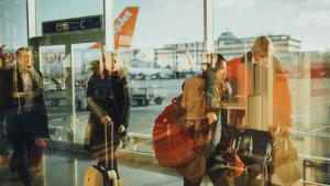 Jóvenes en aeropuerto