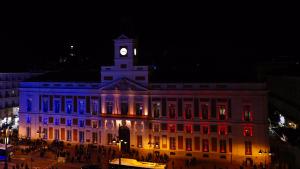 La Puerta del Sol se ilumina con los colores de la bandera de Rumanía para celebrar su fiesta nacional