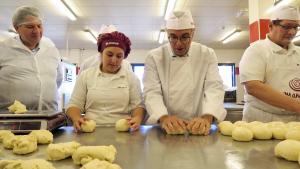 Carlos Izquierdo elaborando un roscón