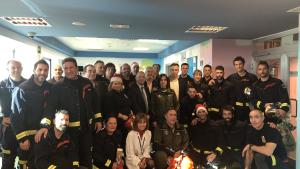 Bomberos y agentes forestales de la Comunidad recorren 11 hospitales entregando juguetes a niños hospitalizados 
