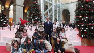 Garrido entrega a los Reyes Magos los deseos que los madrileños han dejado en la Puerta del Sol