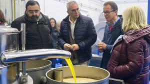 Carlos Izquierdo durante la visita a la empresa Oleum Laguna